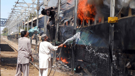 Đánh bom tàu hỏa ở Pakistan làm hơn 60 người thương vong.
